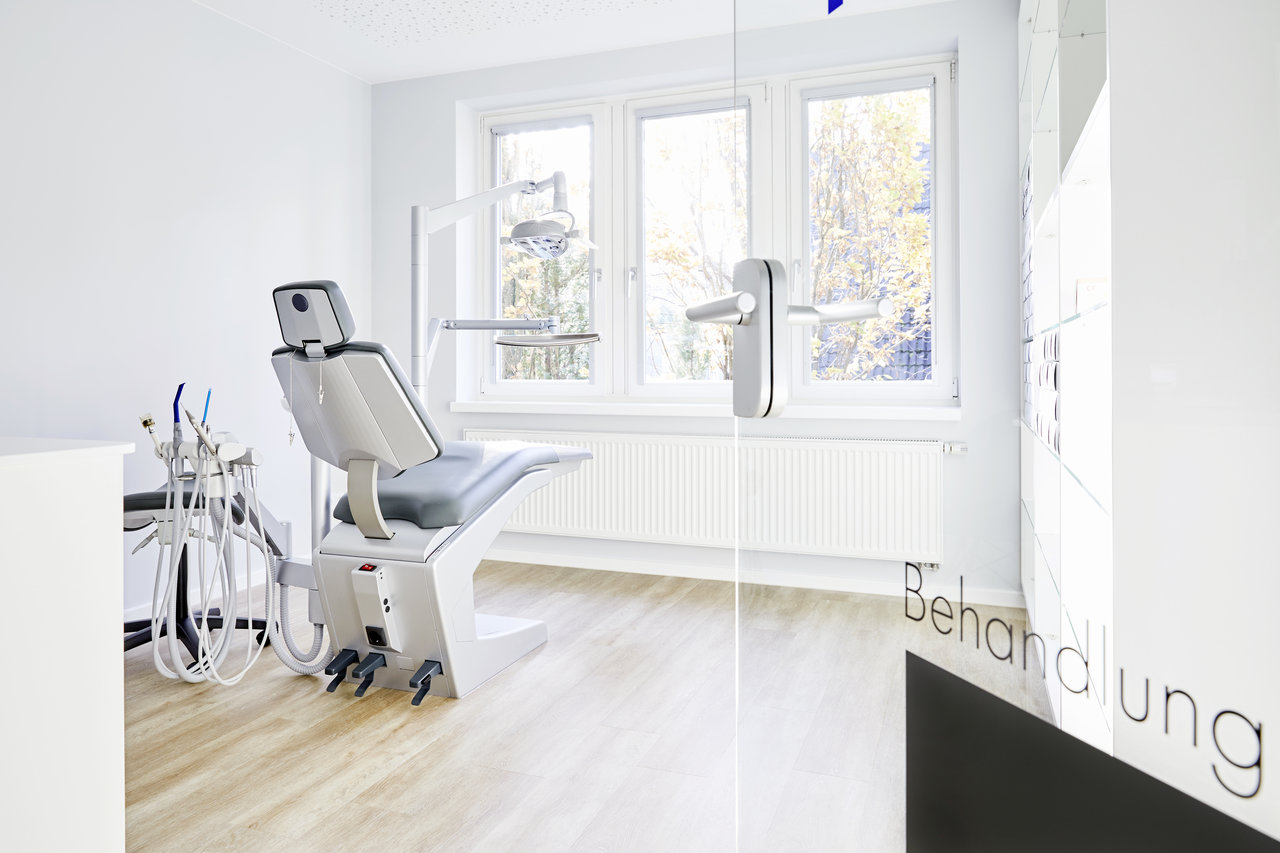 Das Behandlungszimmer 1. Blick von der Zimmertür auf den Behandlungsstuhl.