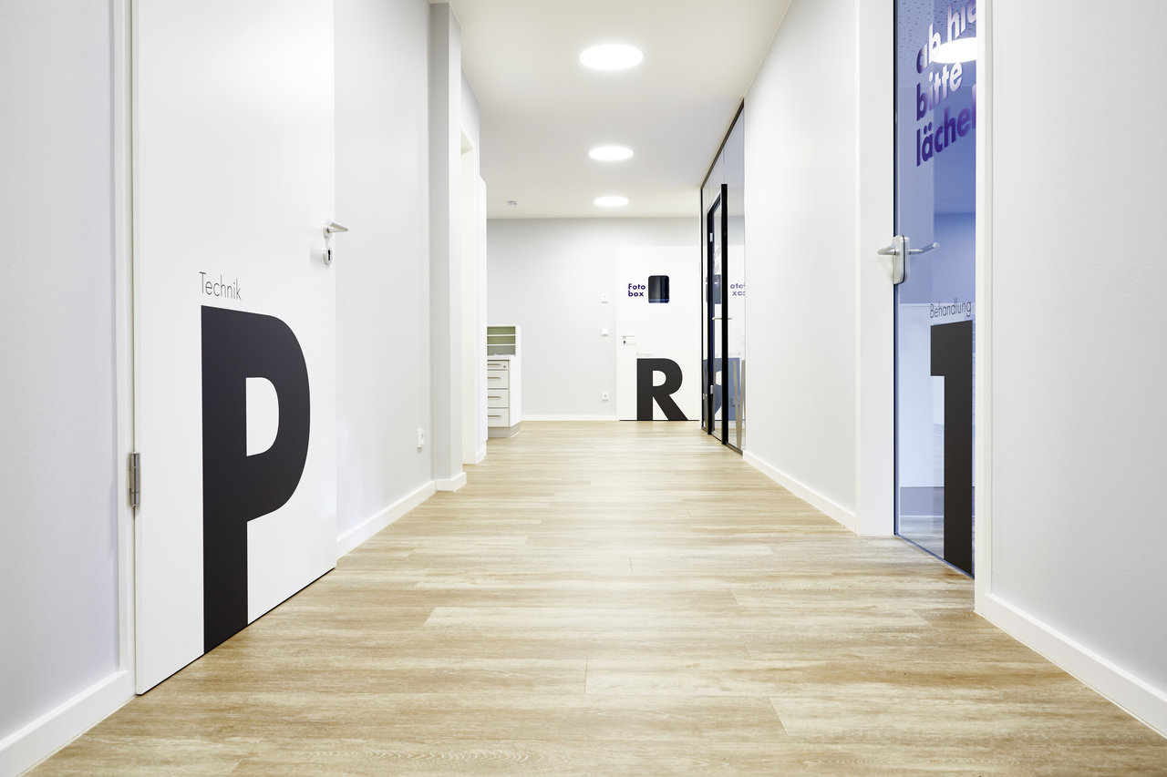 Der Flur. Blick von Zimmer 2 zum Eingangsbereich.